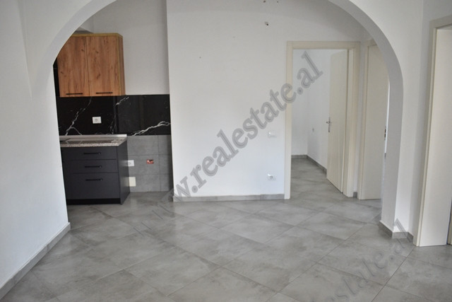 Apartament 3+1 me qira ne Babrru-Qender prane Unazes se Madhe ne Tirane.
Ndodhet ne katin 2 te nje 